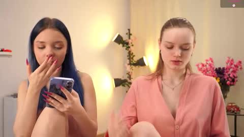 Luna and Lina online show from November 9, 4:22 am