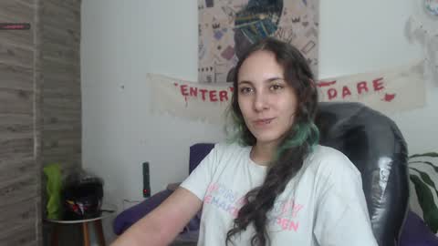 lunna online show from December 17, 3:28 pm