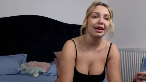 Snapshot of xsexycouples chatting on November 10, 10:09 pm AnnaMaee online show from November 10, 10:09 pm