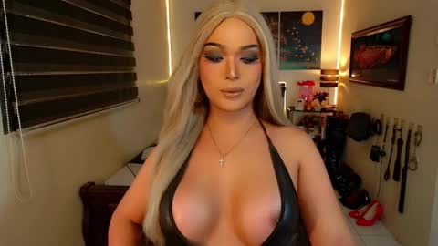 K E L L Y online show from March 5, 8:27 pm