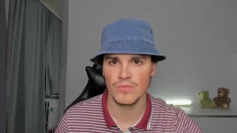 Snapshot of xx_raul_xx_ chatting on October 19, 2:01 am raul online show from October 19, 2:01 am