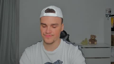 Snapshot of xx_raul_xx_ chatting on November 29, 7:22 am raul online show from November 29, 7:22 am