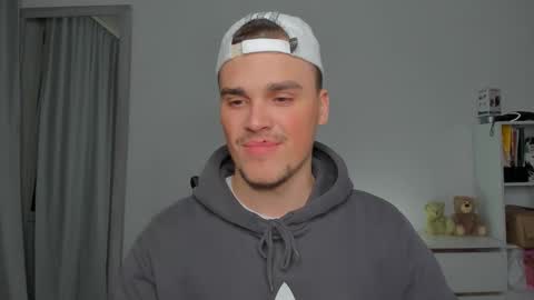 Snapshot of xx_raul_xx_ chatting on November 29, 7:28 pm raul online show from November 29, 7:28 pm