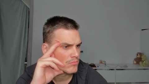 Snapshot of xx_raul_xx_ chatting on December 4, 9:07 am raul online show from December 4, 9:07 am