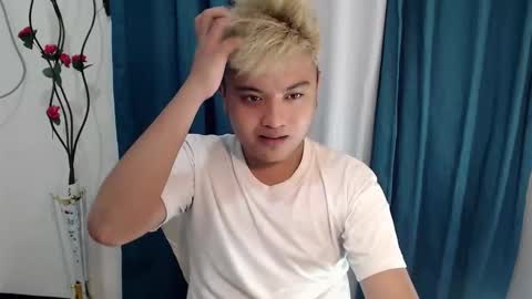 Snapshot of xxhotloyd_cummerx chatting on January 16, 6:23 pm Loyd online show from January 16, 6:23 pm