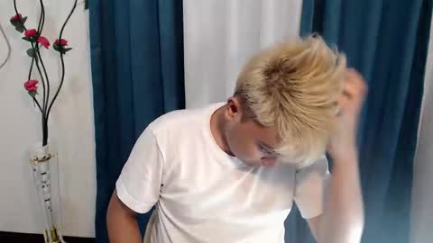 Snapshot of xxhotloyd_cummerx chatting on January 17, 6:29 am Loyd online show from January 17, 6:29 am