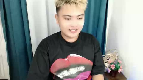 Snapshot of xxhotloyd_cummerx chatting on February 6, 6:33 pm Loyd online show from February 6, 6:33 pm