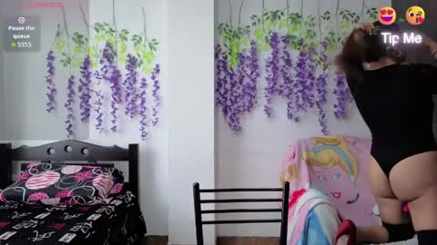 Snapshot of xxmilexx chatting on June 6, 11:59 am xxmilexx online show from June 6, 11:59 am