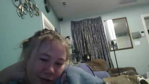 Snapshot of xxsashas chatting on December 4, 12:08 am Sashaaaaa 3 online show from December 4, 12:08 am