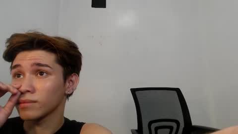 Snapshot of xxsebastian18 chatting on December 11, 11:41 am seb online show from December 11, 11:41 am