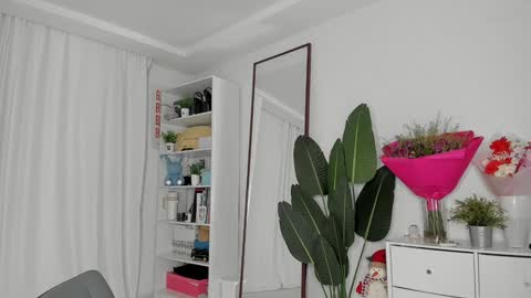 Snapshot of xxx_leila chatting on December 2, 9:35 am xxx_leila online show from December 2, 9:35 am