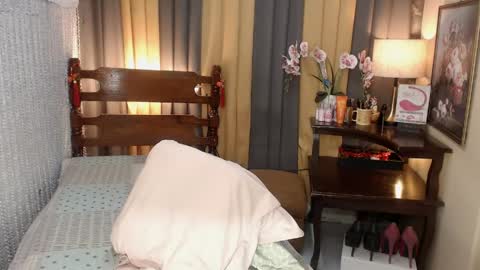 QUEENCY online show from April 12, 7:02 am