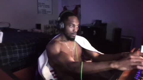 Snapshot of y_sticky chatting on March 9, 4:49 am y_sticky online show from March 9, 4:49 am