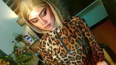 miss yasii online show from April 9, 3:50 pm