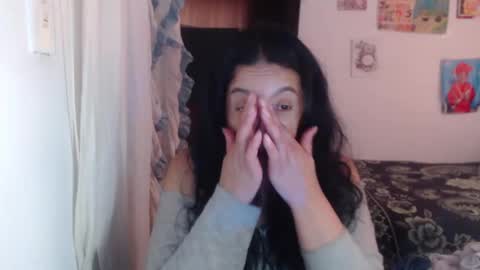 Snapshot of yasmin_love85 chatting on February 18, 3:32 pm yasmin_love85 online show from February 18, 3:32 pm