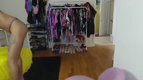 Yazmin Royal online show from November 16, 8:20 am