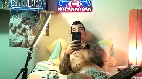 yeisoncastellanos1999 online show from December 18, 8:42 am