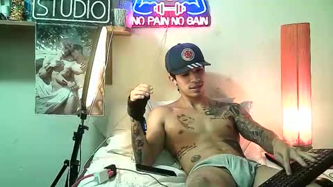 yeisoncastellanos1999 online show from February 3, 9:42 pm