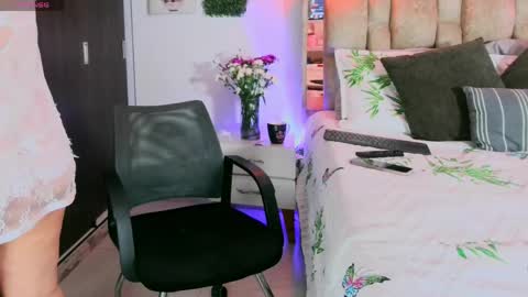 yellow_lily online show from May 15, 12:45 pm