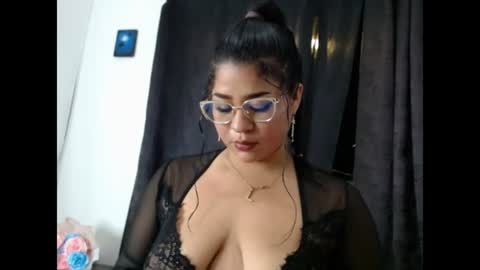 Snapshot of yelly_18 chatting on June 19, 2:27 am yelly online show from June 19, 2:27 am