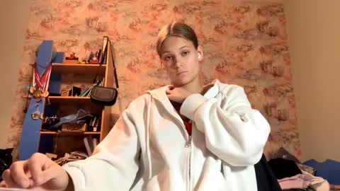 Snapshot of yenrowsell chatting on October 15, 1:44 pm Emma online show from October 15, 1:44 pm