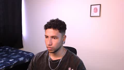 Snapshot of yerfon_s1 chatting on December 10, 10:26 pm Yeff ind. model online show from December 10, 10:26 pm