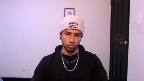 Snapshot of yerfon_s1 chatting on December 18, 5:21 pm Yeff ind. model online show from December 18, 5:21 pm