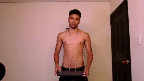 Snapshot of yerfon_s1 chatting on December 18, 10:46 pm Yeff ind. model online show from December 18, 10:46 pm