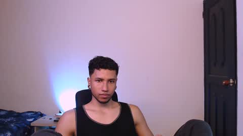 Snapshot of yerfon_s1 chatting on January 14, 12:33 am Yeff ind. model online show from January 14, 12:33 am