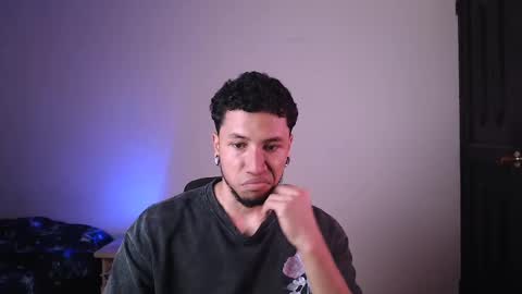 Snapshot of yerfon_s1 chatting on March 7, 10:21 pm Yeff ind. model online show from March 7, 10:21 pm