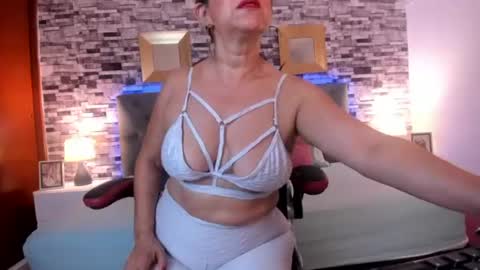 Yeseniaa  online show from July 14, 1:06 pm
