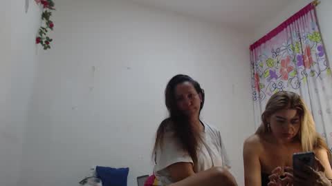 Snapshot of yessica_08 chatting on January 10, 6:04 am yessica and andres online show from January 10, 6:04 am