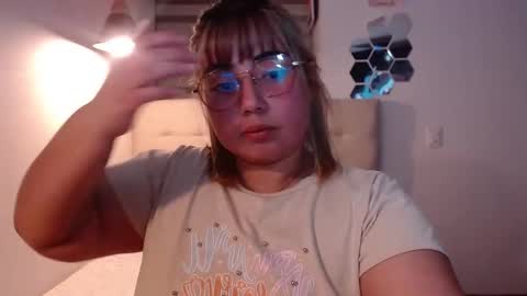 Snapshot of yini_angel07 chatting on November 26, 3:29 am hii i am yini online show from November 26, 3:29 am