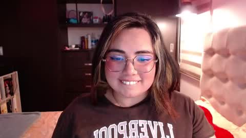 Snapshot of yini_angel07 chatting on February 10, 3:43 am hii i am yini online show from February 10, 3:43 am