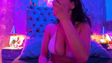 yiyisandoval online show from November 18, 8:13 pm