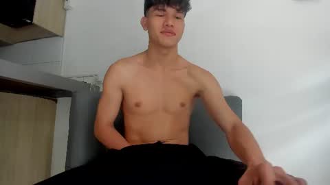 Snapshot of yizus_bonz chatting on June 25, 4:22 pm yizus_bonz online show from June 25, 4:22 pm