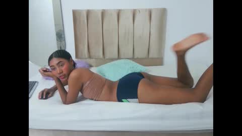 yizz_laan online show from February 24, 12:19 am