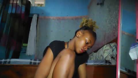 yolandrina05 online show from December 5, 8:01 am