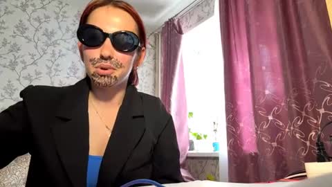 Mia online show from June 6, 1:05 pm