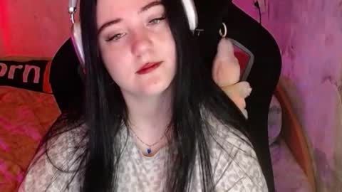 your_8a8y online show from December 1, 12:32 pm