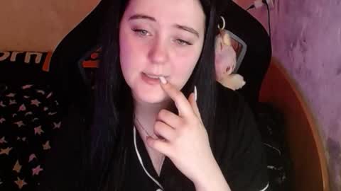 Snapshot of your_8a8y chatting on December 18, 12:33 pm your_8a8y online show from December 18, 12:33 pm