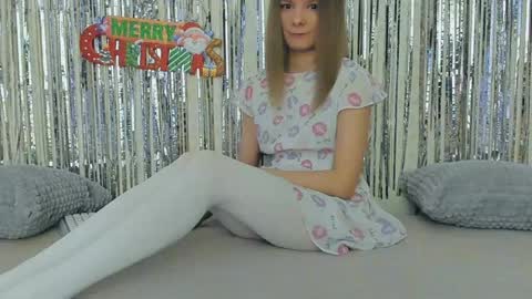 Snapshot of your_caramelka chatting on December 26, 5:15 am Lily online show from December 26, 5:15 am