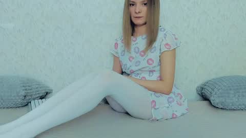 Snapshot of your_caramelka chatting on January 12, 11:17 am Lily online show from January 12, 11:17 am