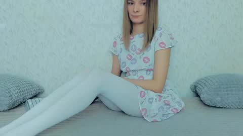 Snapshot of your_caramelka chatting on January 18, 7:17 am Lily online show from January 18, 7:17 am