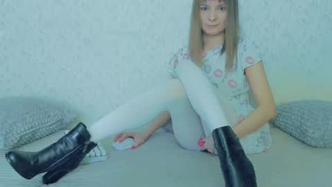 Snapshot of your_caramelka chatting on February 9, 8:11 am Lily online show from February 9, 8:11 am