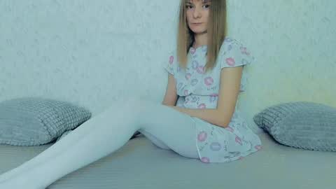 Snapshot of your_caramelka chatting on March 3, 11:33 am Lily online show from March 3, 11:33 am