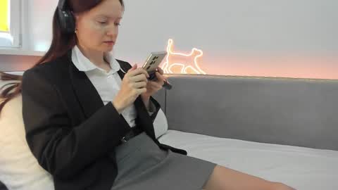 Snapshot of your_librarian chatting on February 20, 11:11 am Your Librarian online show from February 20, 11:11 am