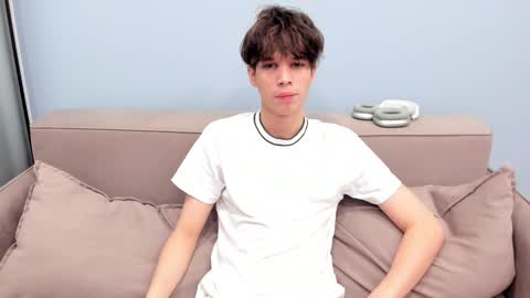 your_shy_guy online show from November 18, 7:35 am