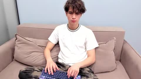 your_shy_guy online show from December 1, 5:01 am