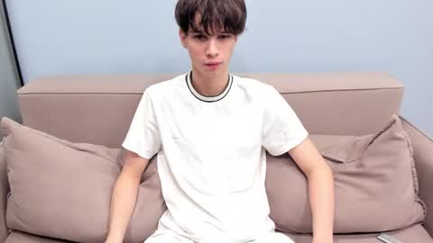 your_shy_guy online show from February 8, 3:21 am